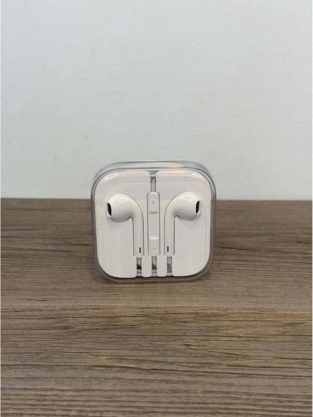 Apple OEM EarPods with 3.5mm Headphone Plug -Sealed New-